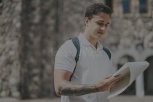 jovem sorridente estudando em ambiente urbano