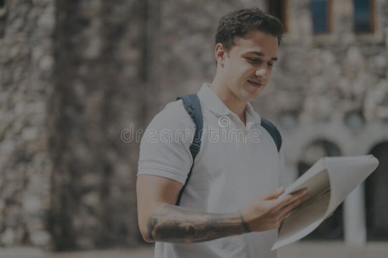 Como se tornar Jovem Aprendiz em Boa Vista RR 4 jovem sorridente estudando em ambiente urbano
