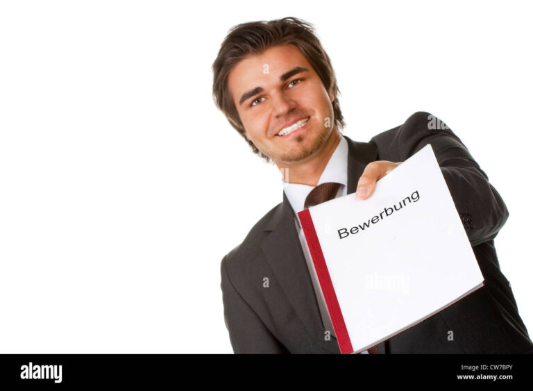 jovem sorridente preenchendo formulario online