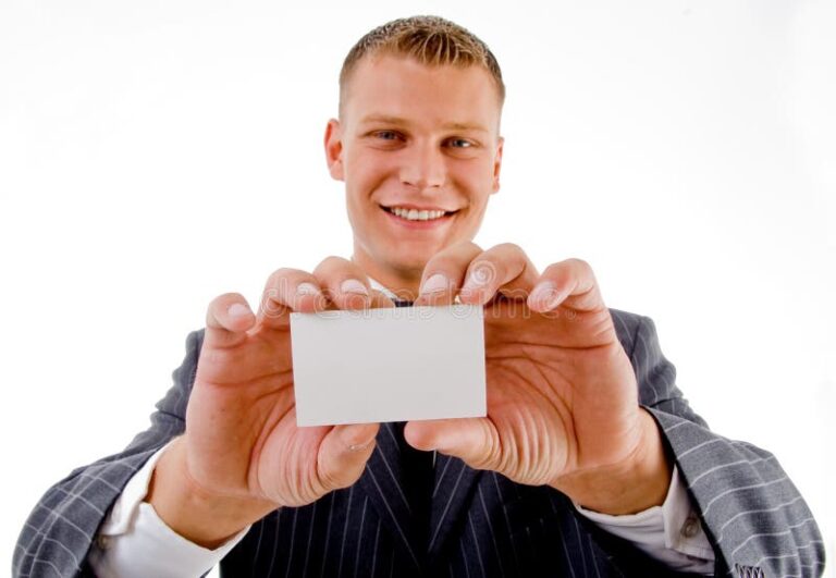 jovem sorrindo com carteira profissional em maos