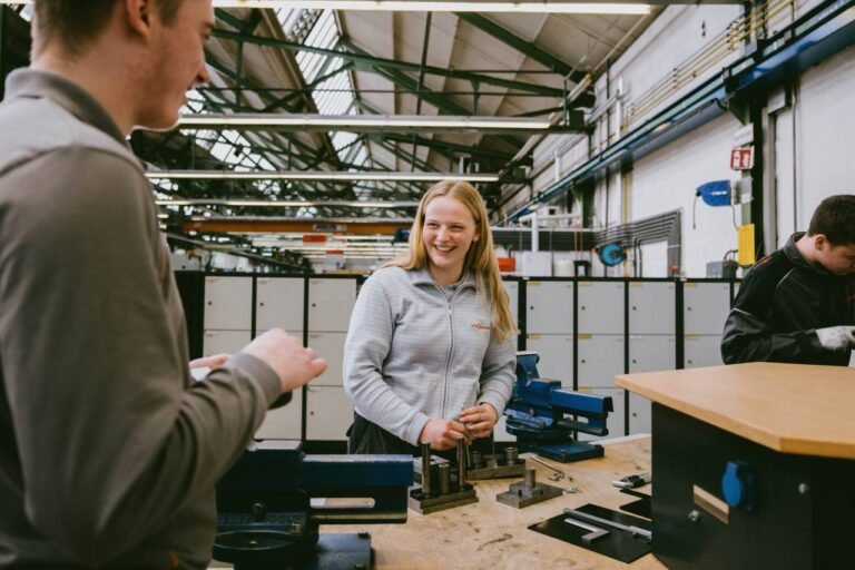 jovens aprendizes em ambiente profissional alegre