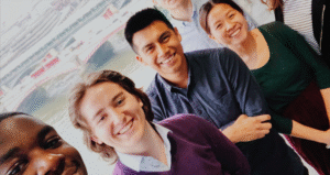 jovens aprendizes trabalhando juntos felizes