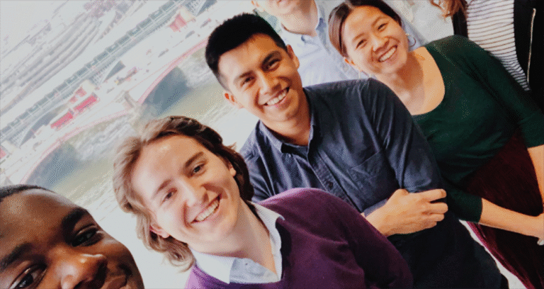 Qual A Diferença Entre Menor Aprendiz E Jovem Aprendiz 9 jovens aprendizes trabalhando juntos felizes