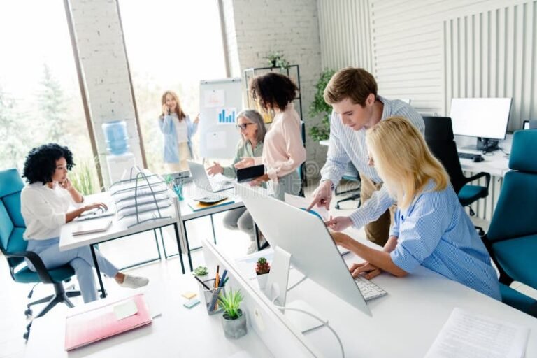 jovens profissionais modernos colaborando em ambiente de trabalho