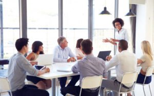 lider inspirando equipe em reuniao motivacional