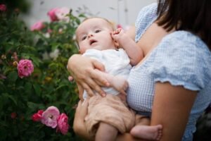 mae adotiva feliz segurando bebe recem nascido