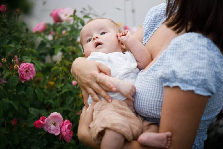 mae adotiva feliz segurando bebe recem nascido