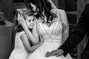 mae emocionada abracando filha vestida de noiva