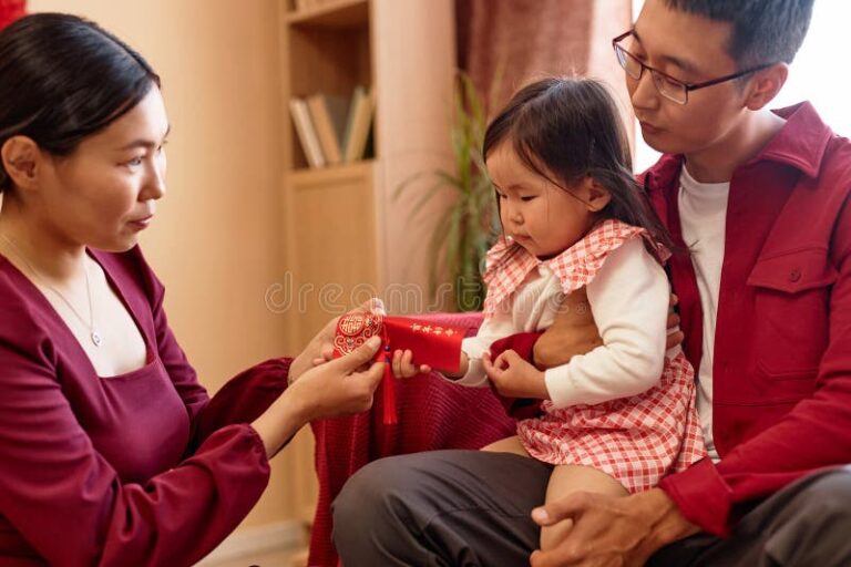 mae feliz com bebe e carteira salario