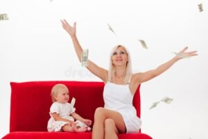 mae feliz com bebe e carteira vazia