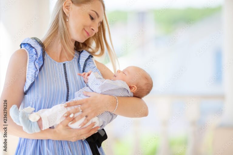 mae feliz segurando bebe nos bracos
