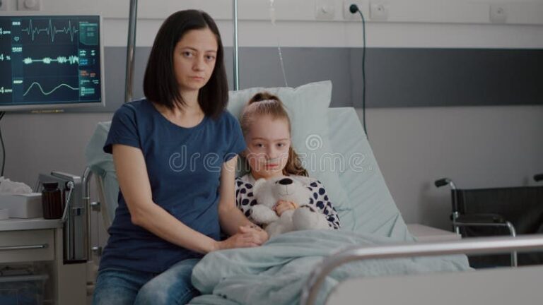 mae preocupada ao lado de hospital pediatrico
