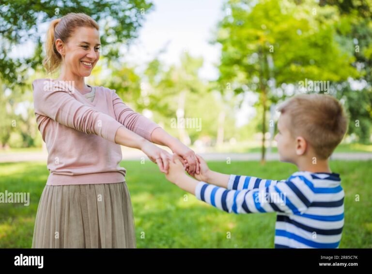 mae segurando a mao do filho feliz