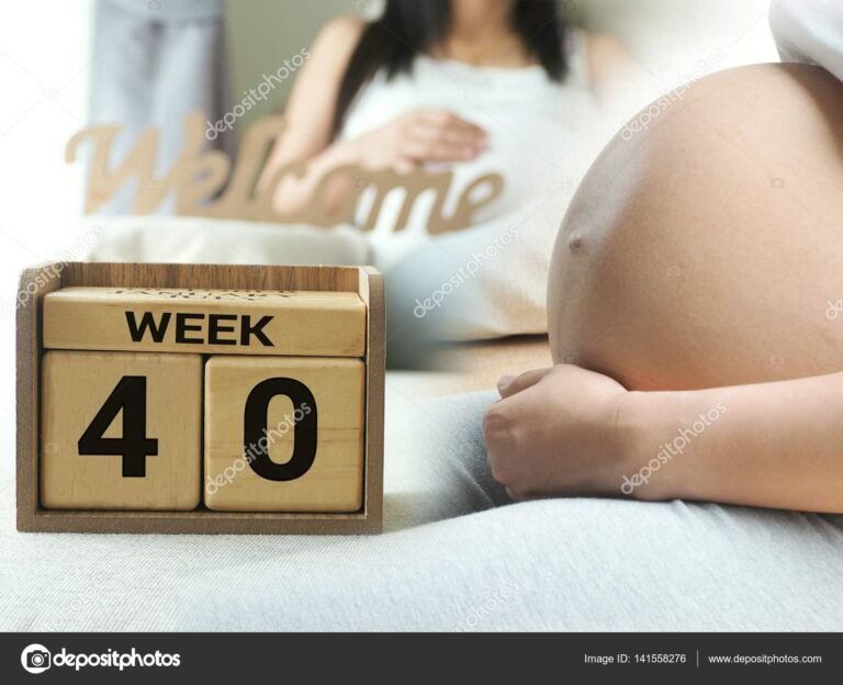 Até Que Idade é Válido o Atestado de Acompanhamento de Filho 2 mae segurando bebe com calendario ao fundo