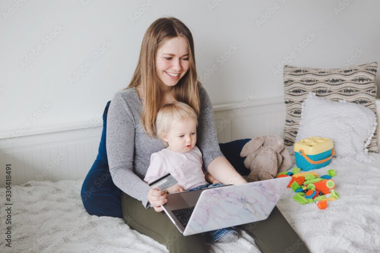 mae segurando bebe com cartao alimentacao