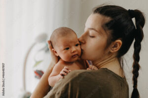 mae segurando bebe recem nascido feliz