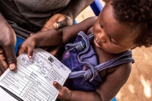 mae segurando filho com documento medico