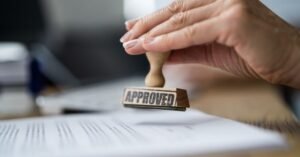 mao oferecendo contrato com carimbo de revisao