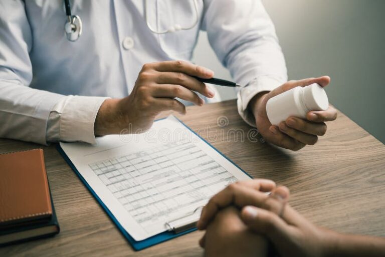Posso Ser Demitido Por Apresentar Atestado Médico No Trabalho 24 mao segurando atestado medico no escritorio