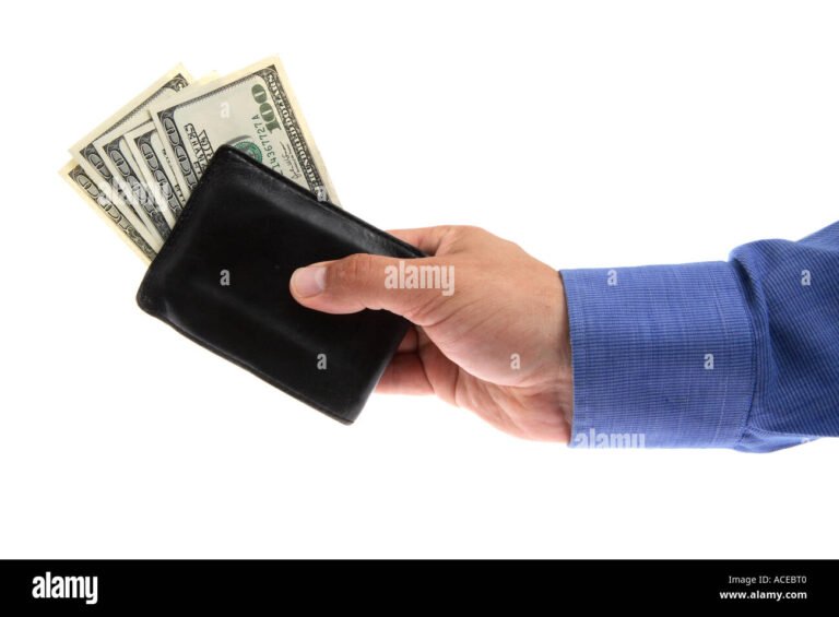 mao segurando carteira com dinheiro e contrato