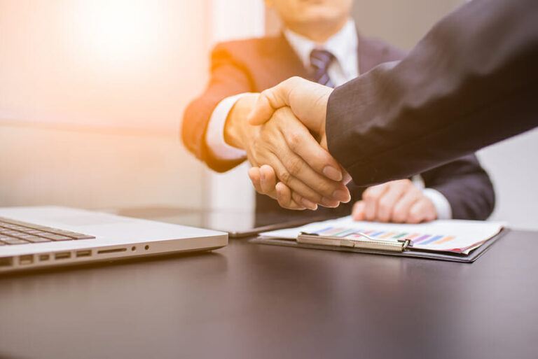 maos apertando contrato de trabalho informal