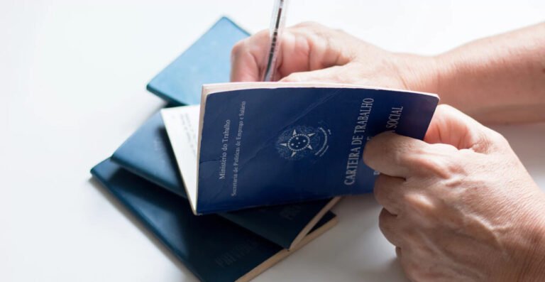 maos assinando contrato com chave fgts