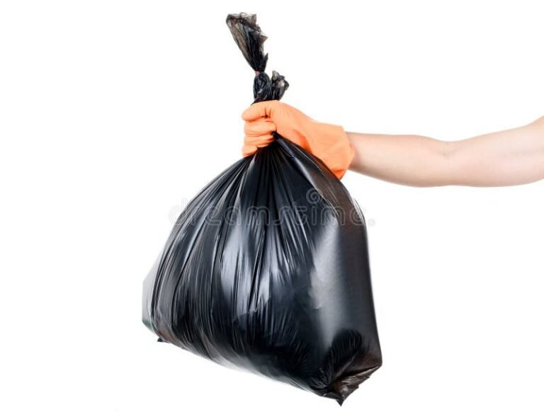 maos com luvas coloridas segurando lixo