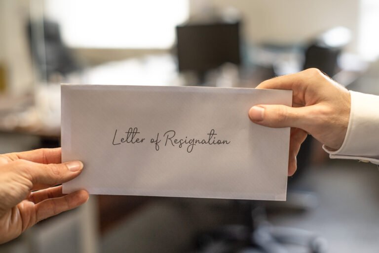 Quem Pede Demissão Tem Direito a Receber FGTS e Multa Rescisória 2 maos entregando carteira de trabalho resignacao