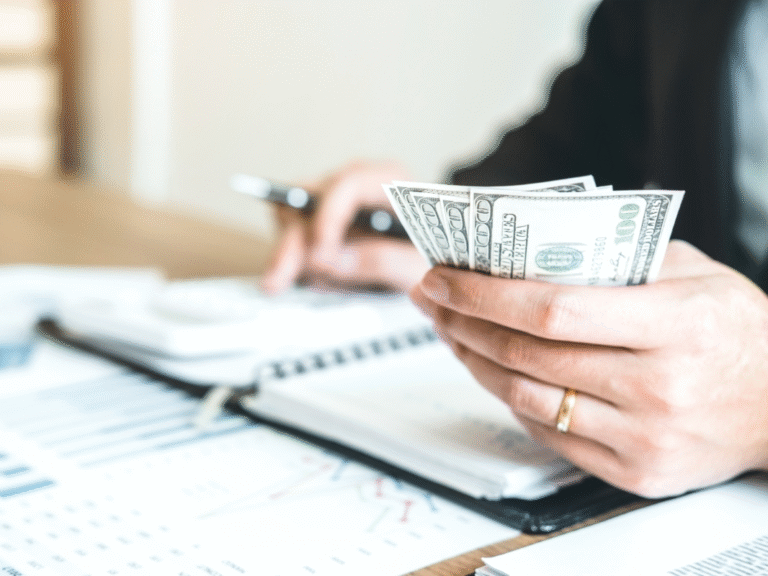 maos entregando dinheiro em parcelas