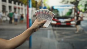 maos entregando dinheiro para transporte publico