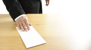 maos entregando documento de demissao formalmente