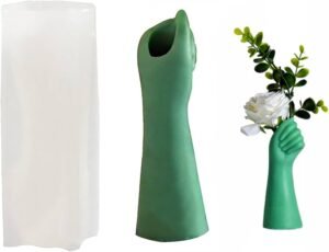 maos moldando vaso de cimento artesanal