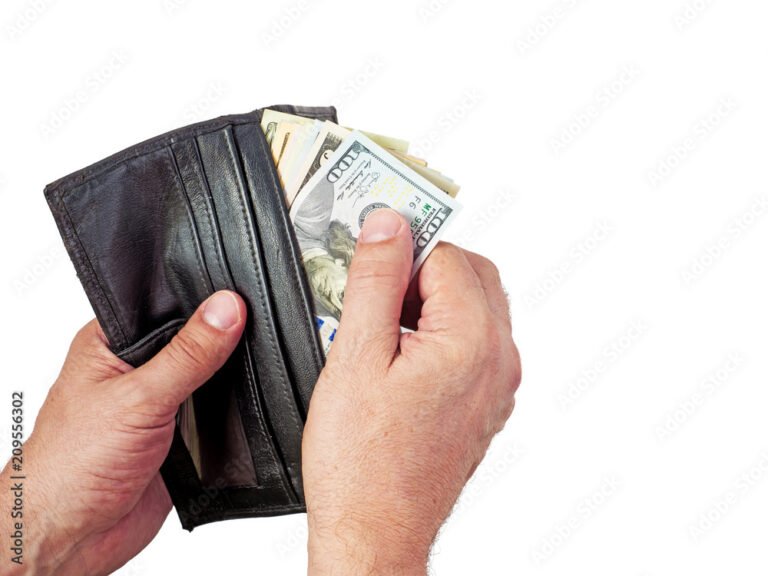 maos segurando carteira e dinheiro 1