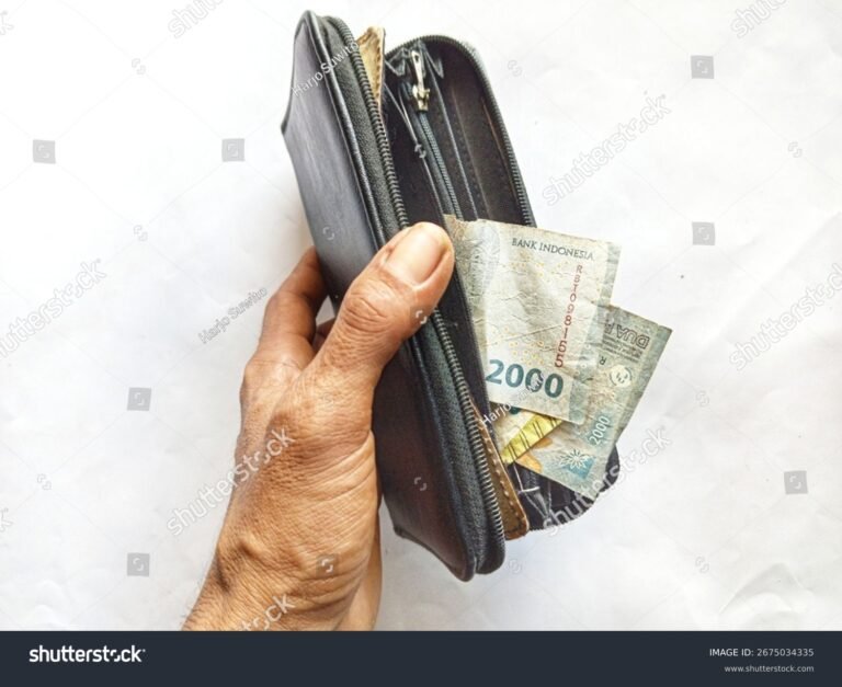 maos segurando carteira e notas de dinheiro