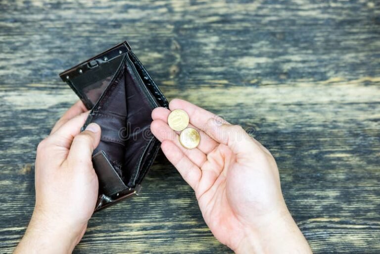 Por Que o FGTS Não Caiu Ainda na Minha Conta Entenda Aqui 2 maos segurando carteira vazia e moedas