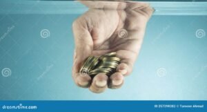 maos segurando cofre e moedas douradas