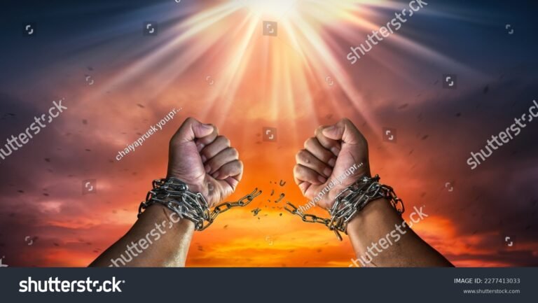 maos segurando dinheiro e correntes quebradas