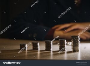 maos segurando moedas e calendario mensal