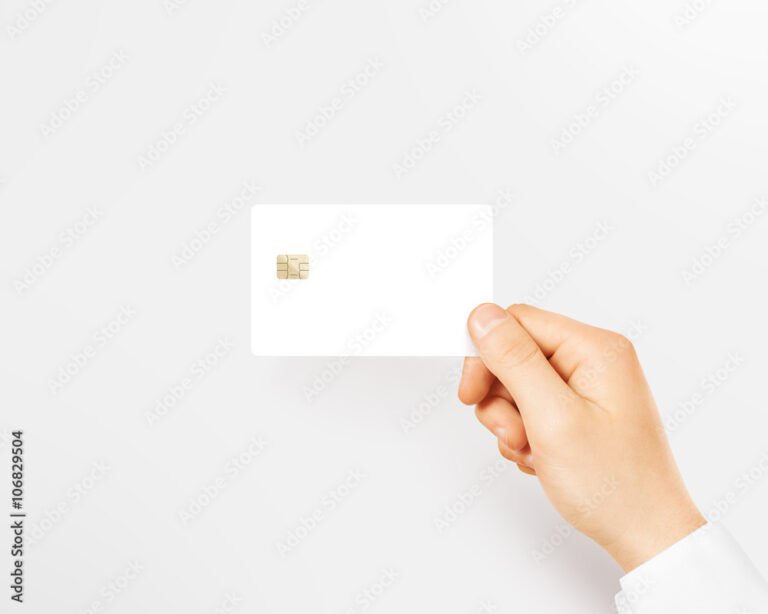 maos segurando um cartao de banco vazio