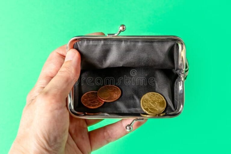 maos trocando dinheiro com carteira aberta