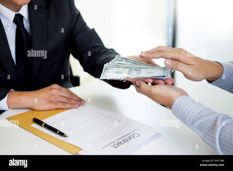 maos trocando dinheiro em um contrato 1
