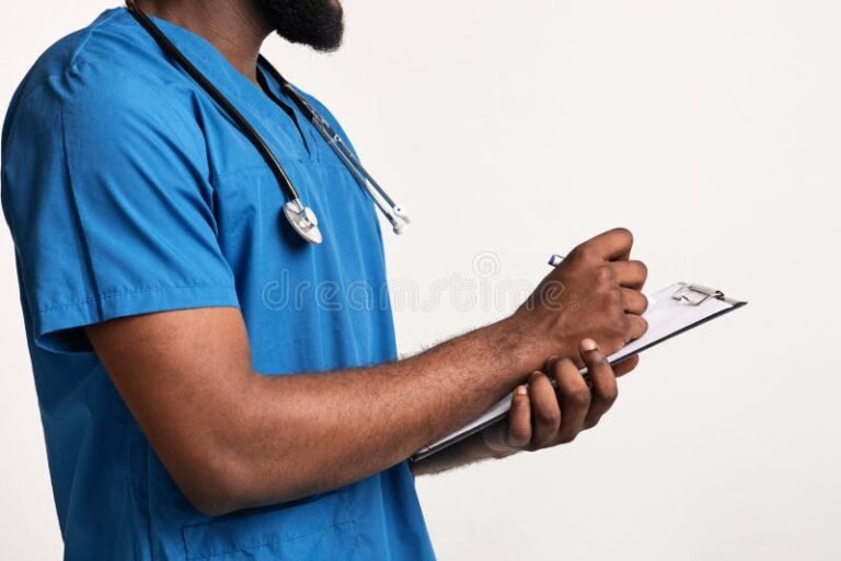 medico com estetoscopio segurando documento vazio