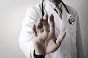 medico considerando recusar atendimento a paciente