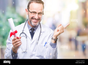 medico entregando atestado a paciente sorridente