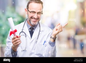 medico entregando atestado para paciente sorridente