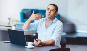 microempreendedor com documentos e descanso caseiro