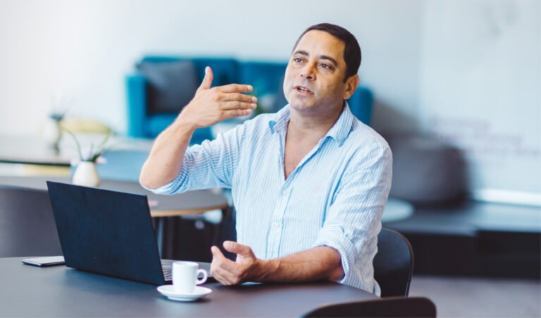 microempreendedor com documentos e descanso caseiro