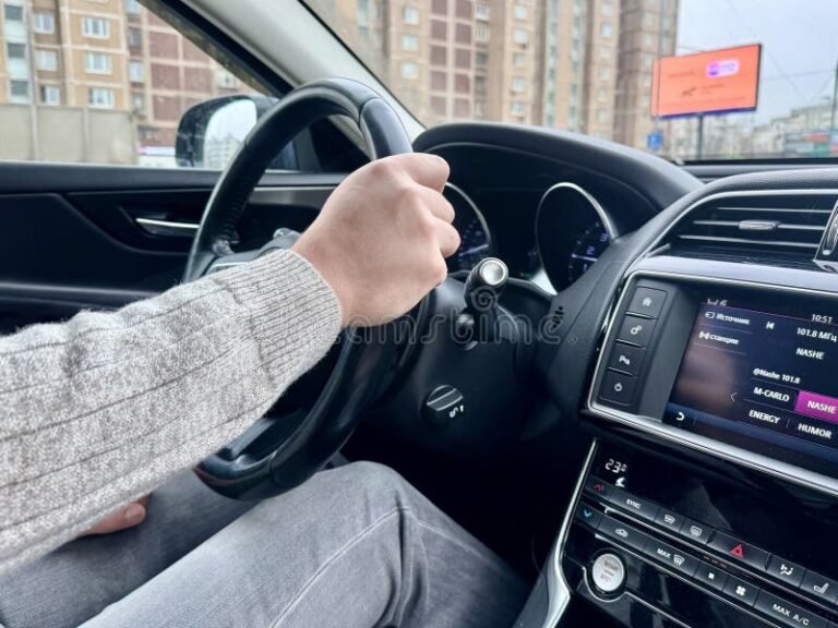 Quando Tenho Direito à Indenização pelo Uso do Veículo Próprio a Serviço 23 motorista dirigindo veiculo em cenario urbano