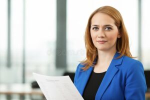mulher confiante segurando documentos de trabalho