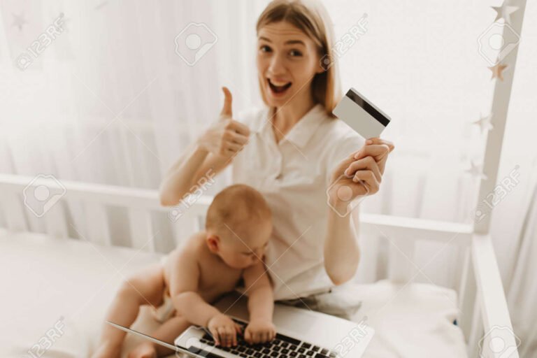 mulher feliz com bebe e carteira de trabalho